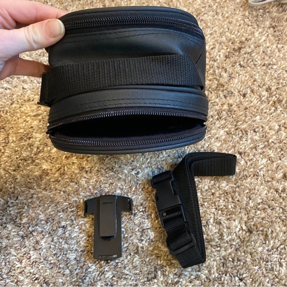 Bose noise canceling headphones case - Picture 3 of 7